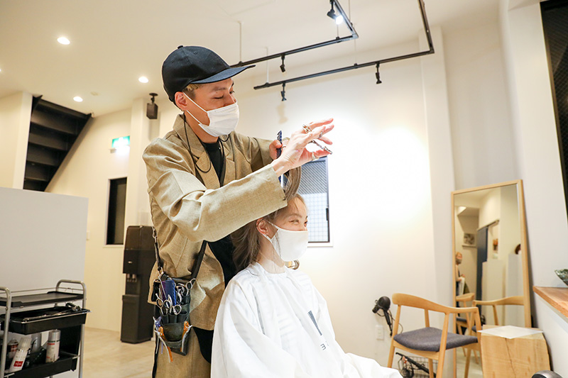 人気定番の カフェ併設のサロンを経営！⽻⽥ 亮太さん｜KANBIの卒業生 ソファセット